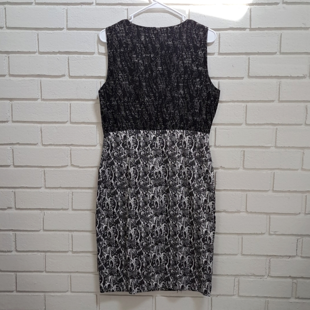 Calvin Klein Black/White Lined Business/Formal Sleeveless Dress. Size 10 - Picture 5 of 10